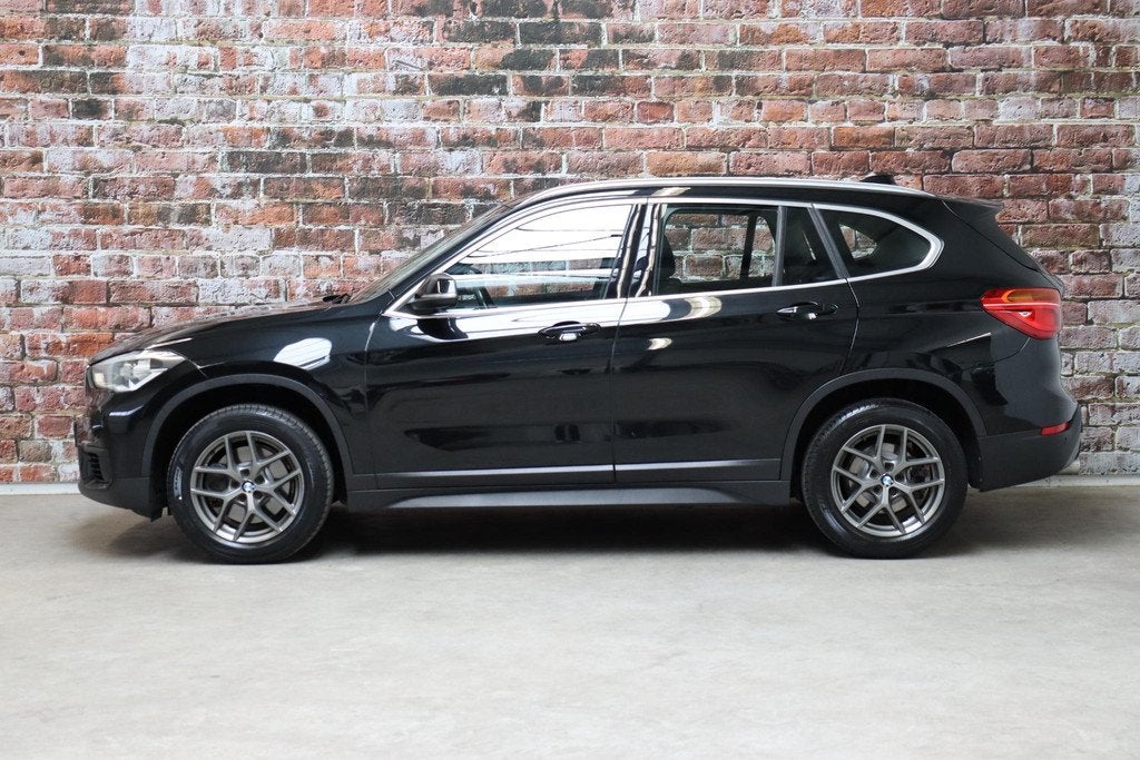 BMW X1 sDrive20i Executive Automaat / Navigatiesysteem Plus, Auto's, BMW, 1998 cc, Stof, Euro 6, Zwart