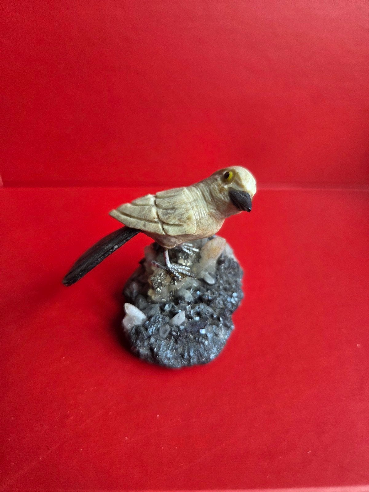 Natuurstenen vogelbeeldje op rots, Ophalen of Verzenden, Gebruikt, Dier