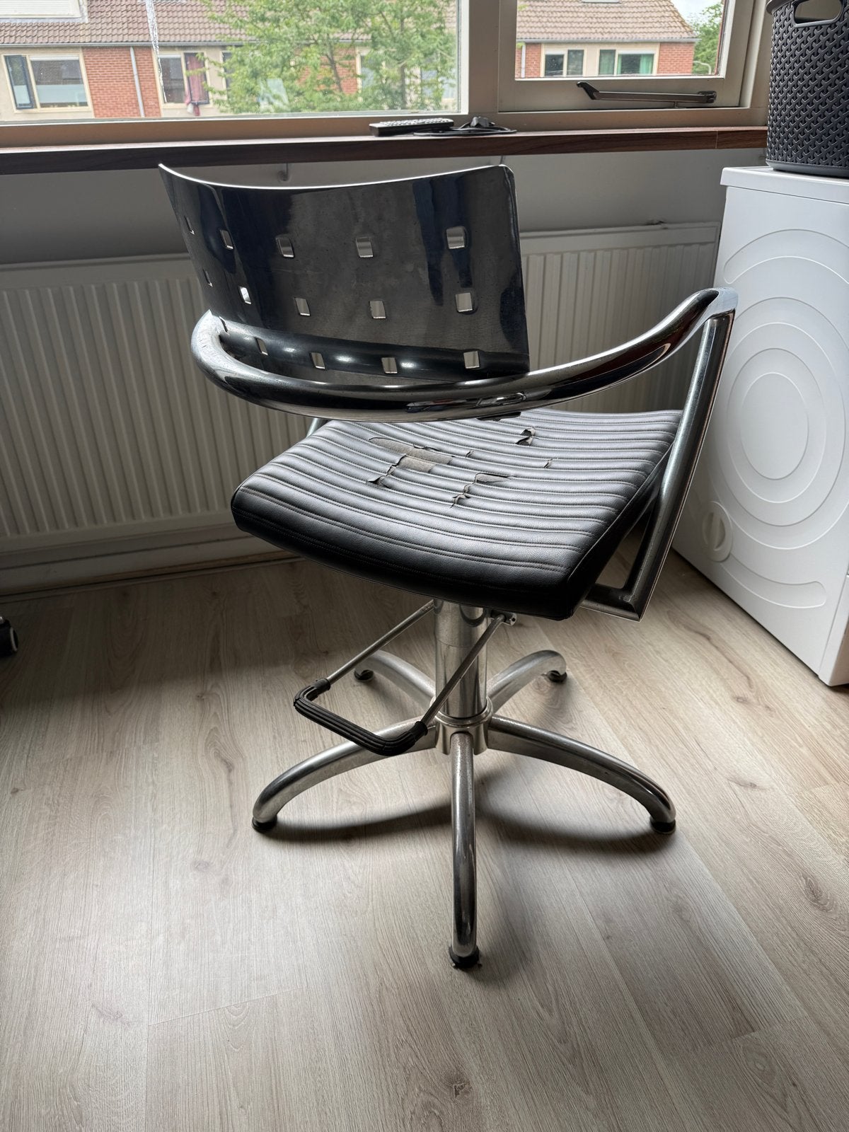 Kappersstoel in hoogte verstelbaar, Huis en Inrichting, Ophalen, Gebruikt, Zwart, Metaal