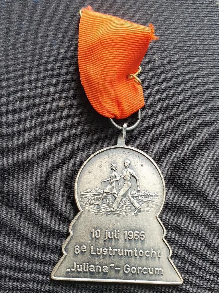 Oude Medaille lustrumtocht 1965 Gorcum., Postzegels en Munten, Penningen en Medailles, Ophalen of Verzenden, Overige materialen