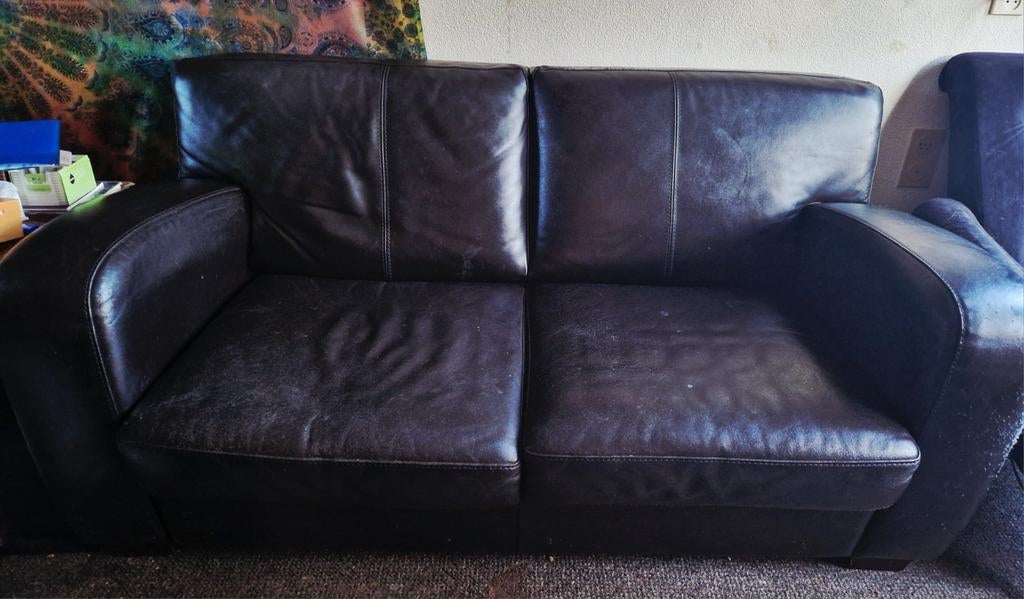 Gratis tweedehandse stoere donkere leren tweëenhalf zitter., Huis en Inrichting, Banken | Sofa's en Chaises Longues, Ophalen, Gebruikt