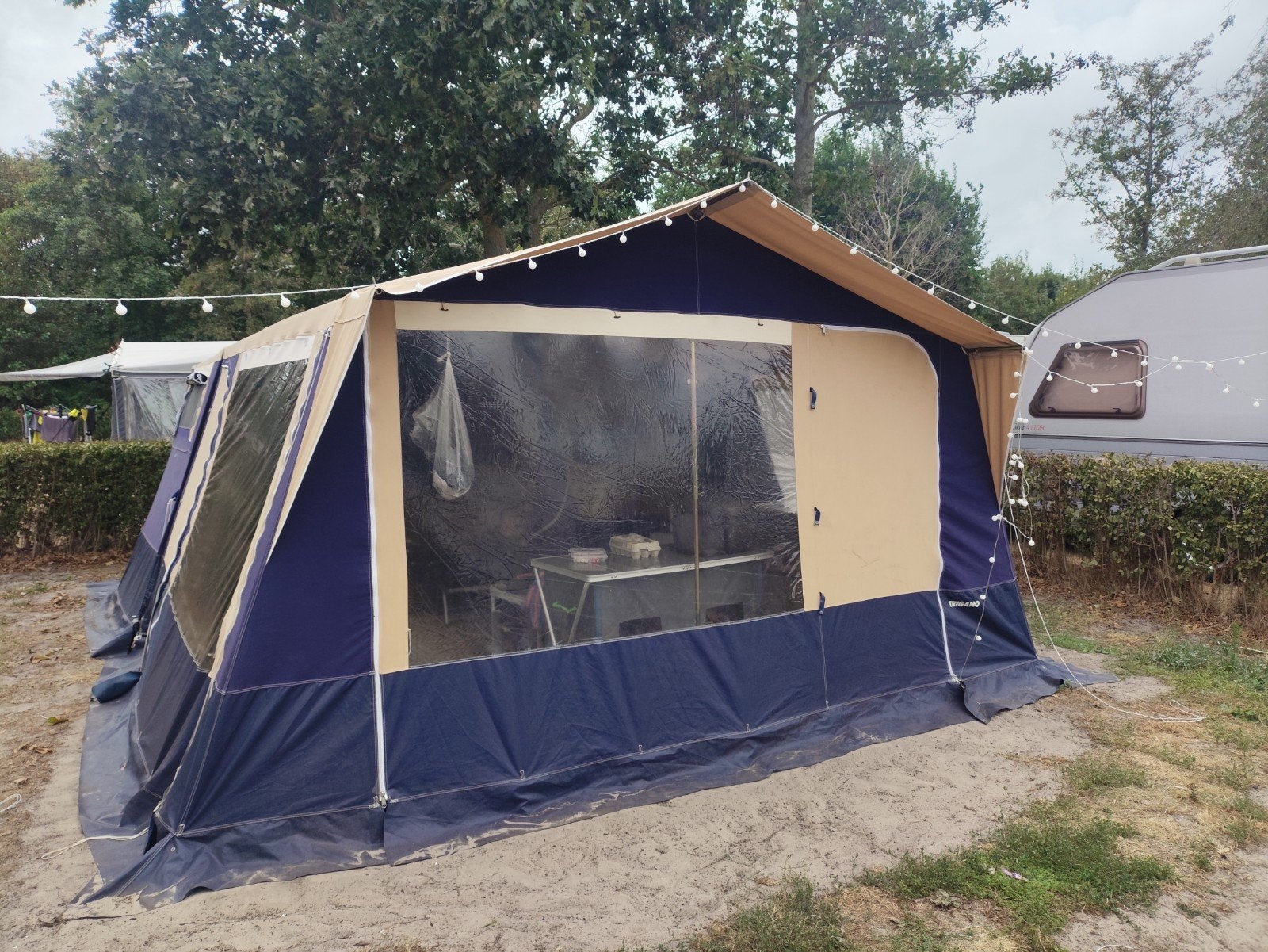 Trigano Oceane vouwwagen met luifel = waterdicht!, Caravans en Kamperen, Verhuur