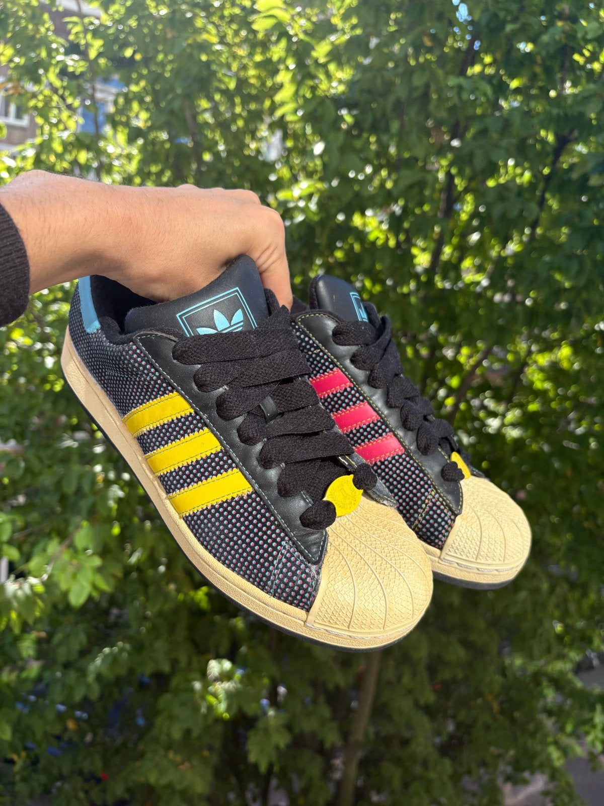 Adidas Superstar Sneakers - Zwart, Geel, Rood, Ophalen of Verzenden, Zo goed als nieuw, Zwart, Sneakers of Gympen