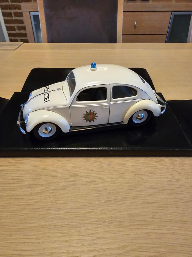 TE KOOP MOOIE SOLIDO VOLKSWAGEN COCCINELLE BERLINE POLIZEI, Hobby en Vrije tijd, Modelauto's | 1:18, Ophalen of Verzenden, Zo goed als nieuw