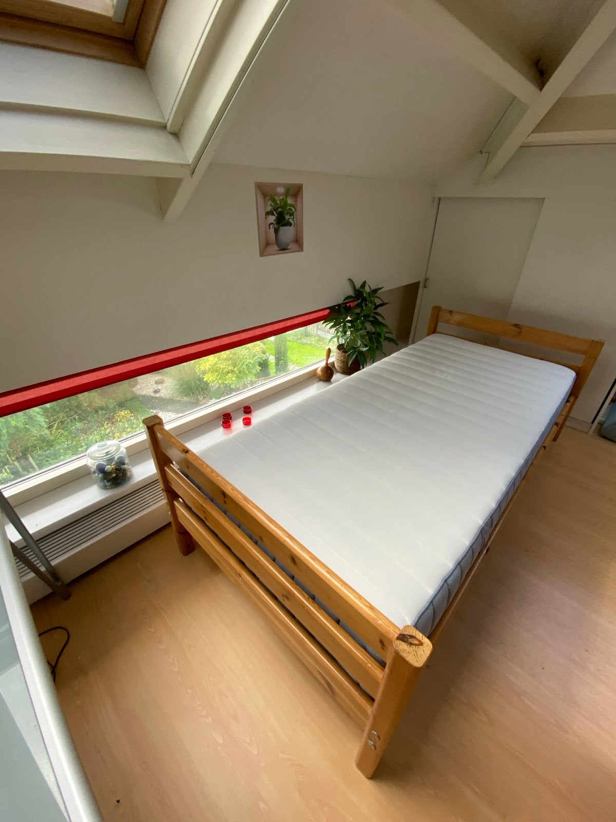 Massief grenen 1-persoonsbed met z.g.a.n. Ikea matras, Ophalen, 90 cm, Eenpersoons, Zo goed als nieuw