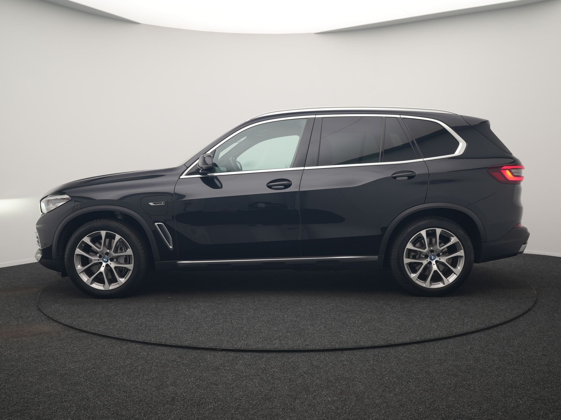 BMW X5 xDrive45e X Line PHEV 395pk Dealer O.H. | Luchtvering, Auto's, Dealer onderhouden, Gebruikt, Zwart, Vierwielaandrijving