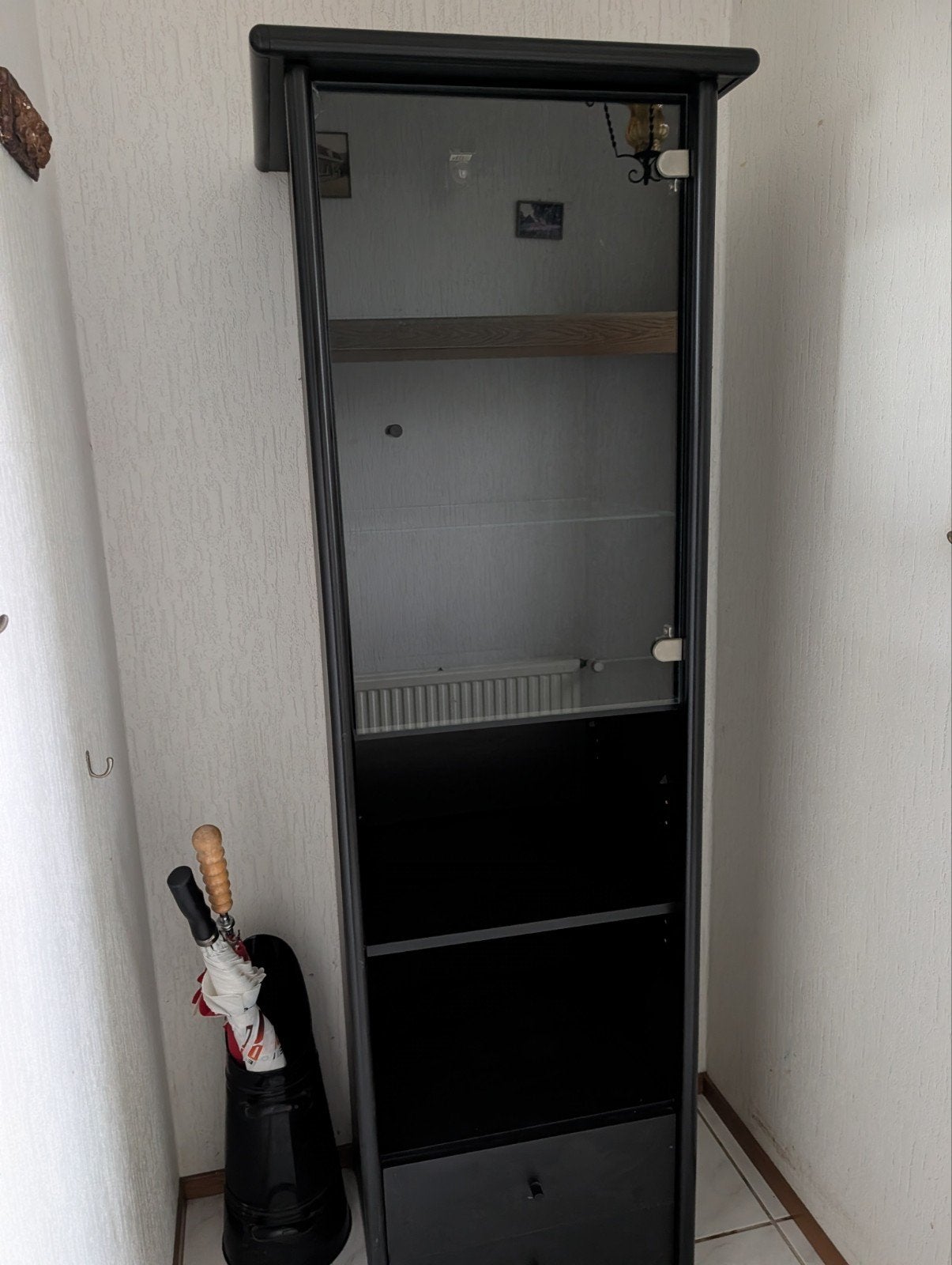 Vitrinekast zwart met 2 lades, Ophalen, Zo goed als nieuw, 25 tot 50 cm, 50 tot 100 cm