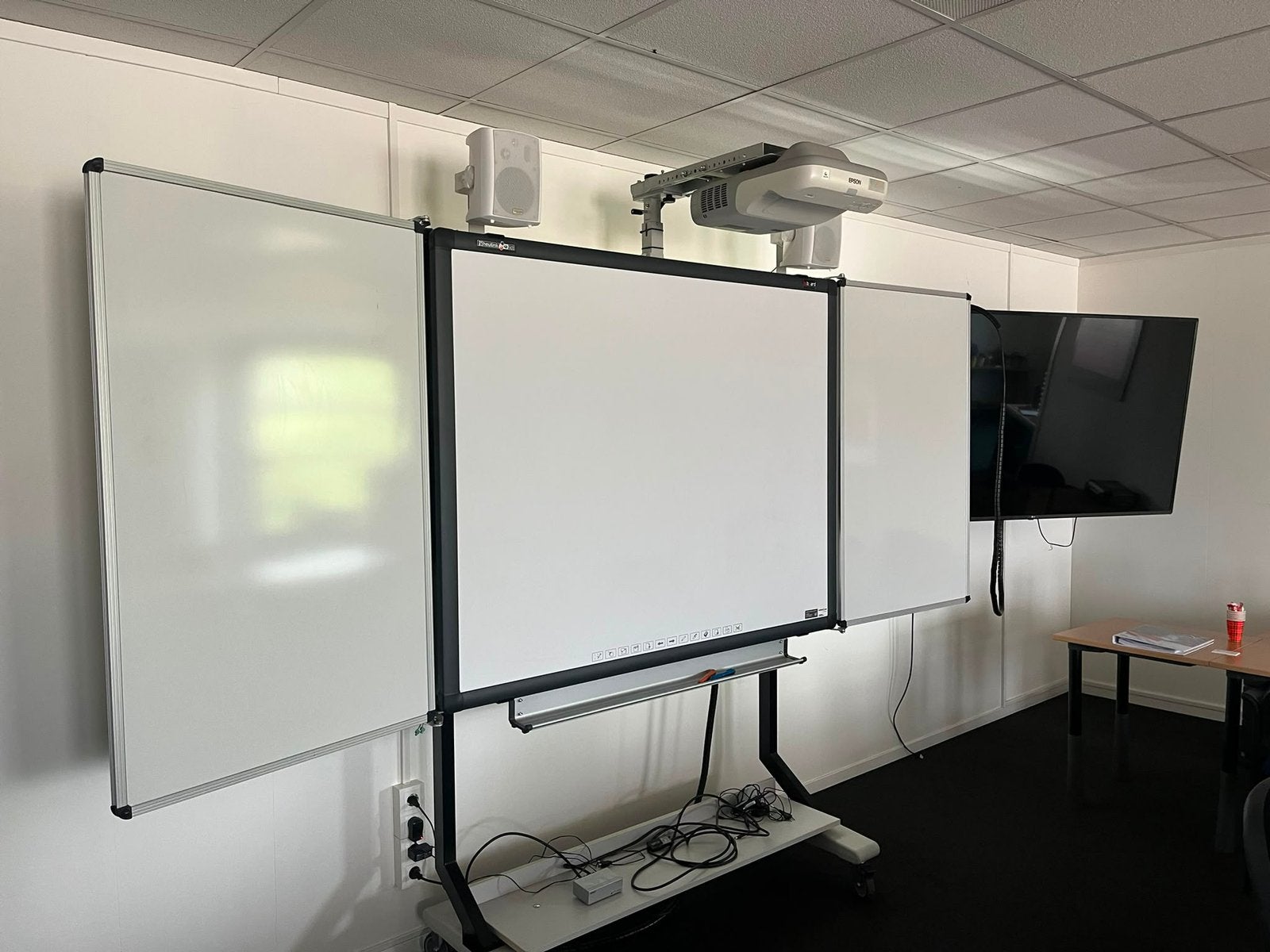Heutink Digital Board - Digitaal bord + beamer, op standaard, Diversen, Schoolborden, Ophalen, Mobiel, Zo goed als nieuw, Digiboard