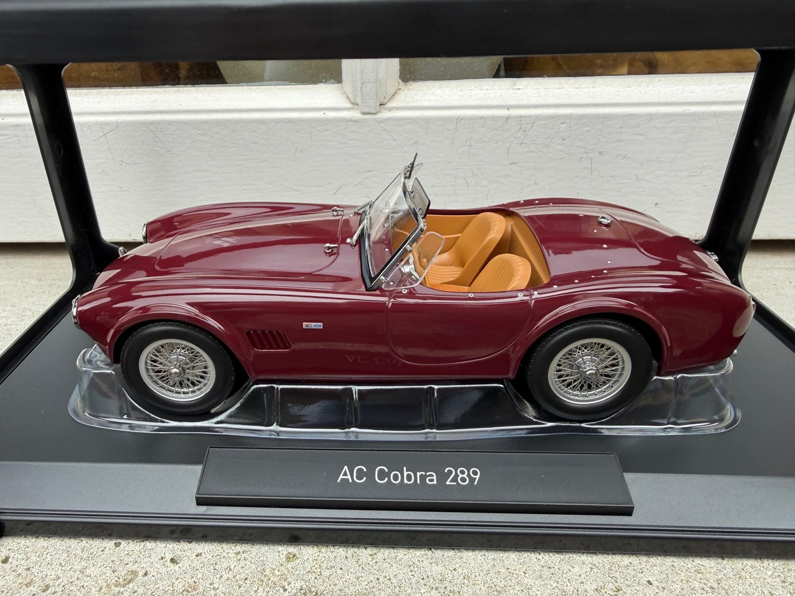 1:18 AC Cobra 289 Dark Red 1963 Norev 182758, Hobby en Vrije tijd, Auto, Norev, 70-72 Av. de Bohlen, Vaulx-en-Velin, 69120, France