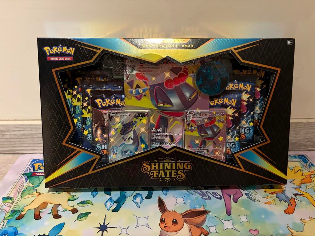 Pokémon Shining Fates Shiny Dragapult VMAX Premium Collectie, Ophalen, Nieuw, Booster, Foil