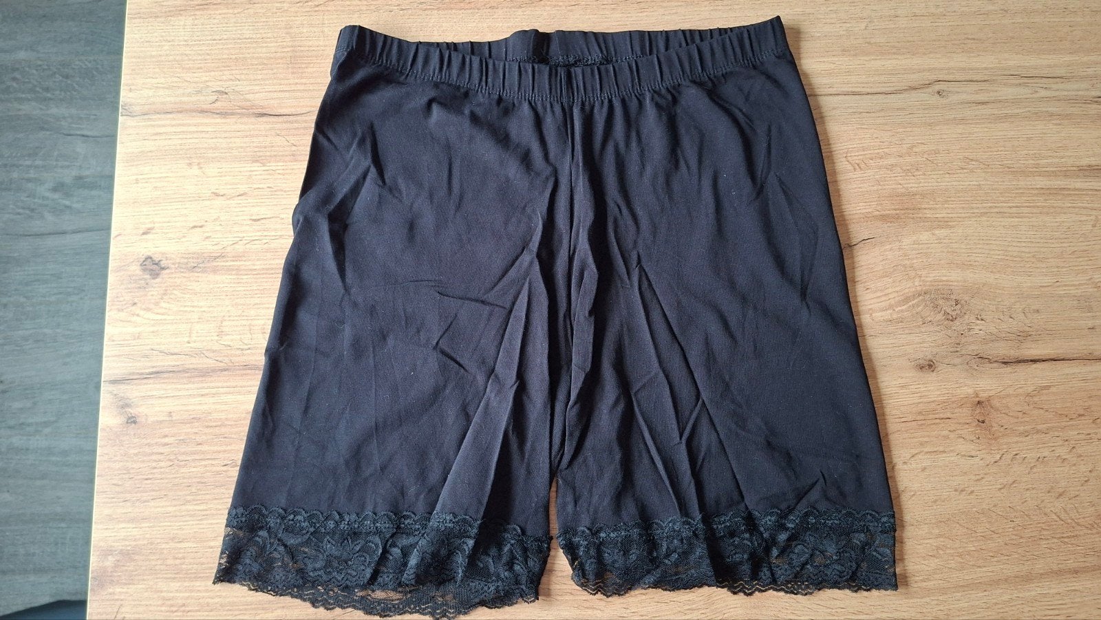 Zwarte korte broek met kant - Maat L, Kort, Zwart, Maat 42/44 (L), Ophalen of Verzenden