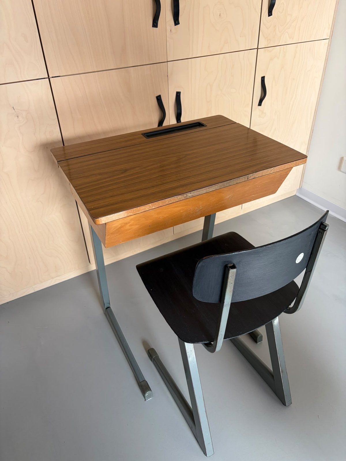 Vintage kinderbureau met stoel - Jaren '60 schoolset, Ophalen, Opbergruimte, Gebruikt, Hout