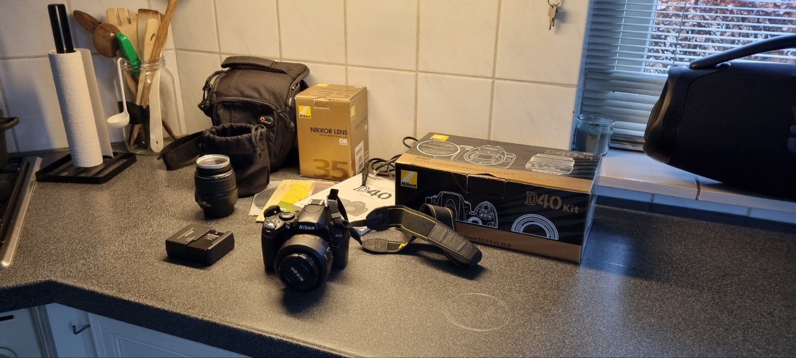 Nikkn D40 + 18-55mm en AF-S DX NIKKOR 35mm f/1.8G, Audio, Tv en Foto, Fotocamera's Digitaal, Ingebouwde flitser, Gebruikt, Spiegelreflex