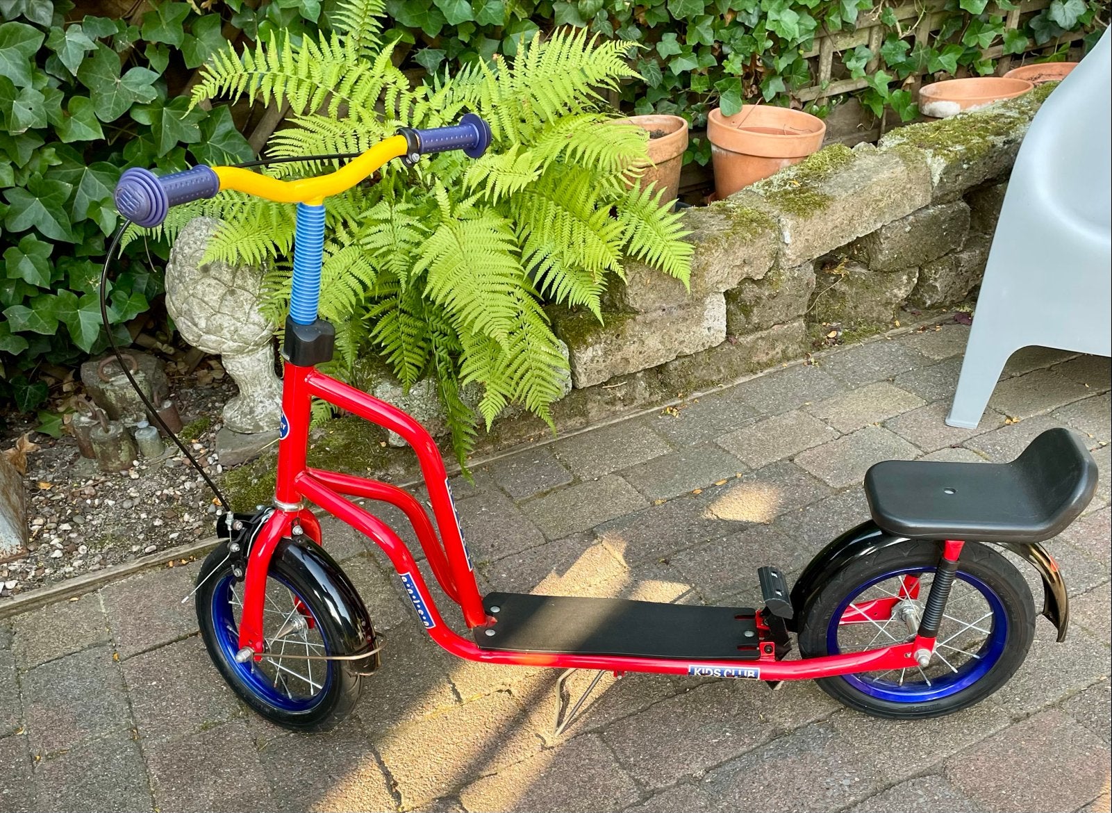 Kinderstep Rocky met hand- en voetrem, zitje, 12 inch banden, Fietsen en Brommers, Steps, Ophalen, Gebruikt, Gewone step