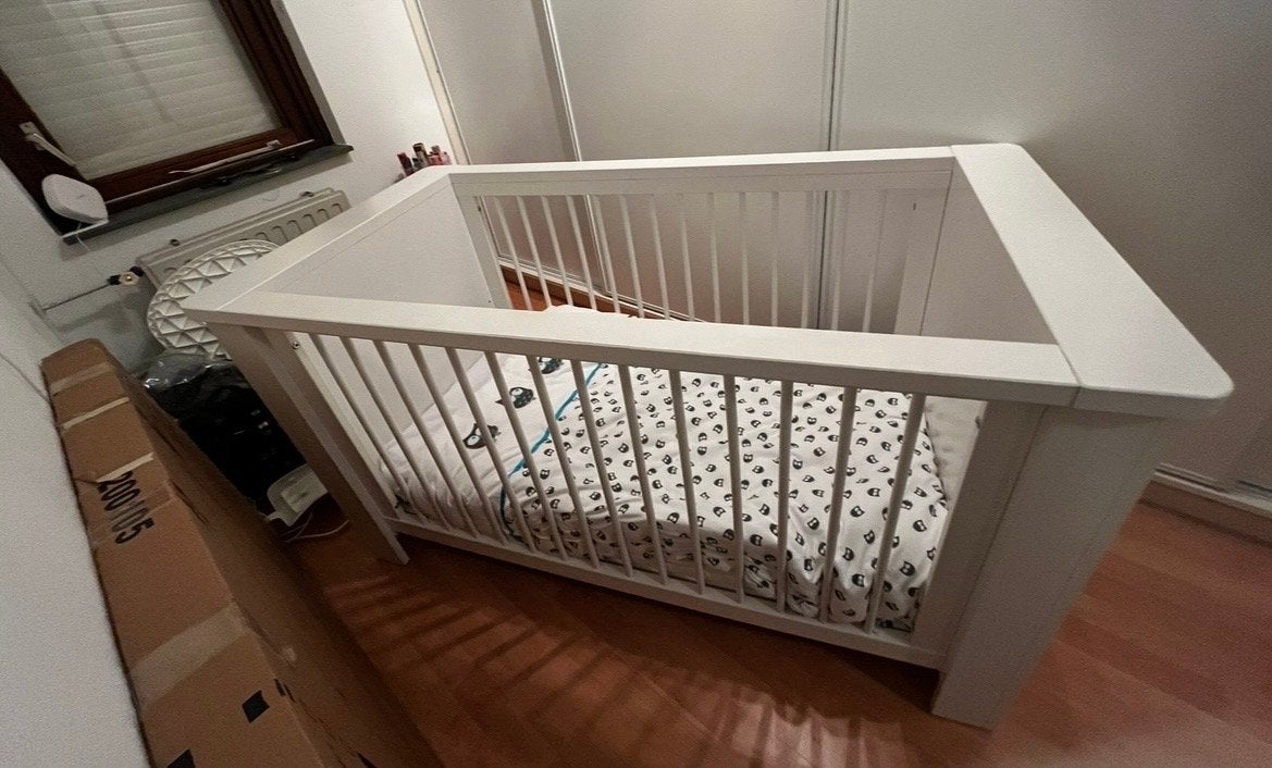 Wit ledikant met lattenbodem en matras, Ophalen, 70 tot 85 cm, 140 tot 160 cm, Zo goed als nieuw