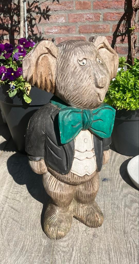 Unieke handgesneden houten koala met vlinderdas, Ophalen of Verzenden, Zoogdier, 20 - 50 cm, Beeld