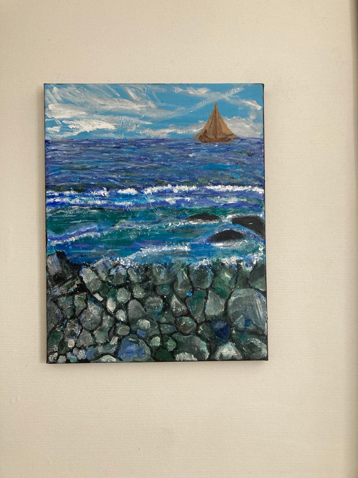 Schilderij: Zeilboot op woelige zee met stenen muur, Doek, Realistisch, Ophalen of Verzenden, Handgeschilderd