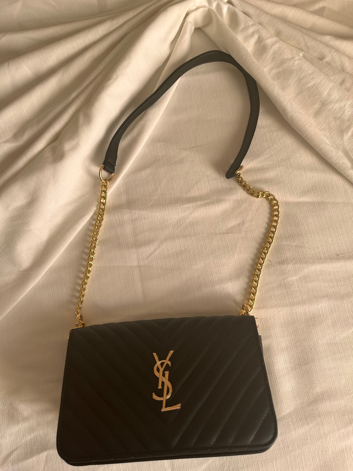 Ysl Zwarte schoudertas met goudkleurige ketting en logo, Ophalen of Verzenden, Nieuw, Zwart, Schoudertasje