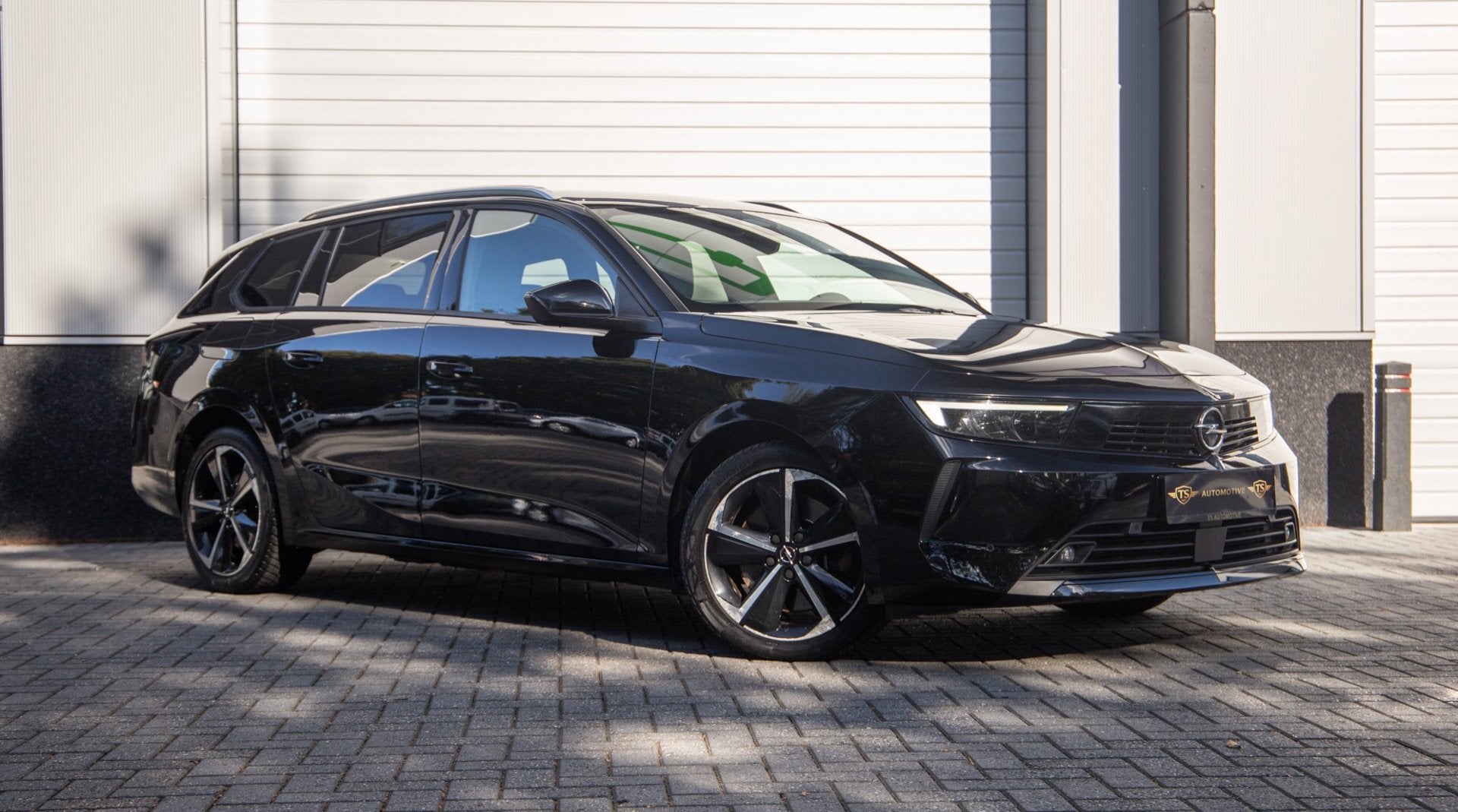 Opel Astra Sports Tourer 1.6 Hybrid Elegance, Gebruikt, Zwart, 4 cilinders, 181 pk