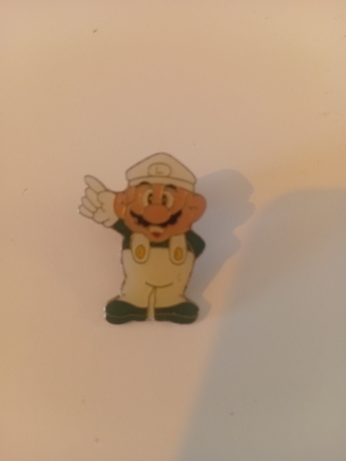 Vintage Luigi pin uit 1988 - Super Mario Bros, Ophalen of Verzenden, Gebruikt, Figuurtje, Speldje of Pin