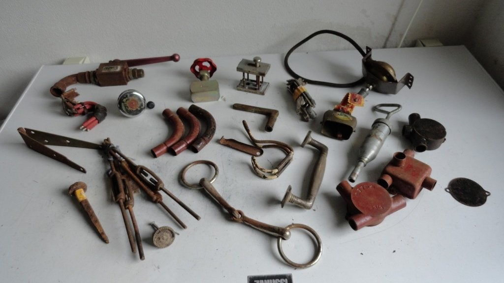 Antieke spullen waaronder draadspanners, nagels, greepjes, Ophalen of Verzenden