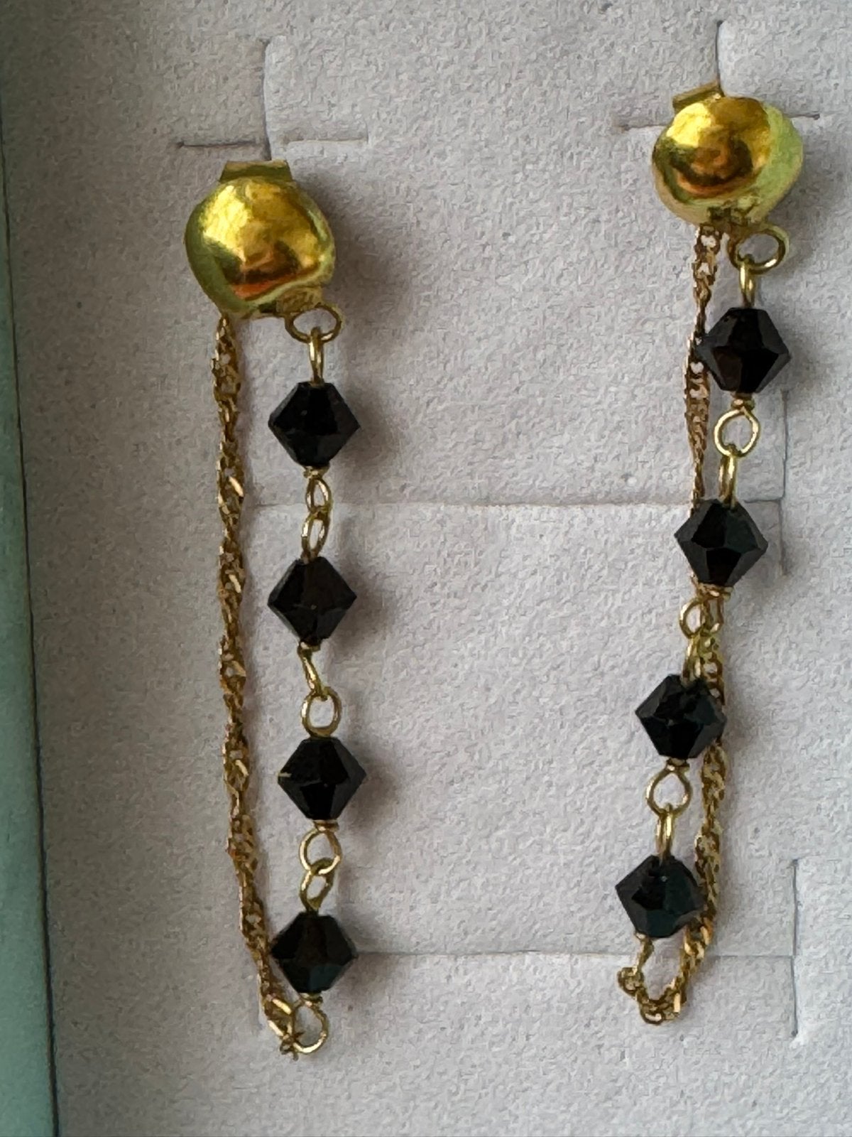 14 karaat gouden oorbel met mooie zwarte kraal., Zwart, Nieuw, Ophalen of Verzenden, Knopjes of Stekers