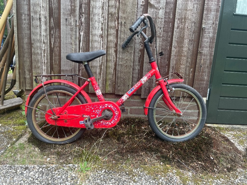 Rode kinderfiets 16 inch met lekke banden, Fietsen en Brommers, Fietsen | Kinderfietsjes, Ophalen, Gebruikt, 16 tot 20 inch