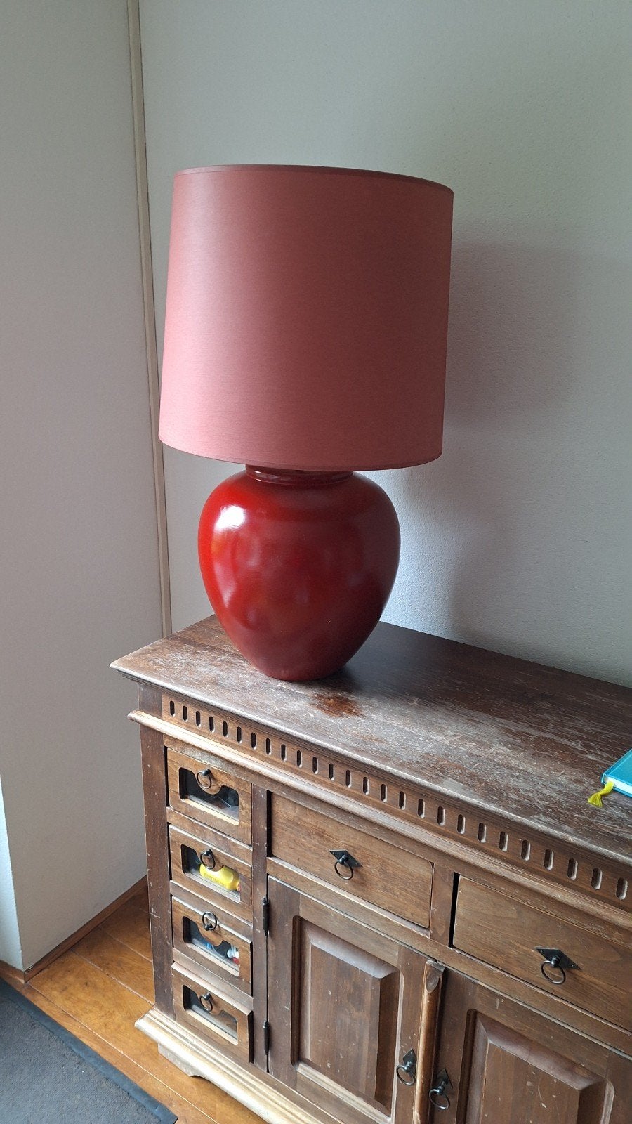 Grote rode tafellamp met stoffen kap, Huis en Inrichting, Lampen | Tafellampen, Ophalen, Minder dan 50 cm