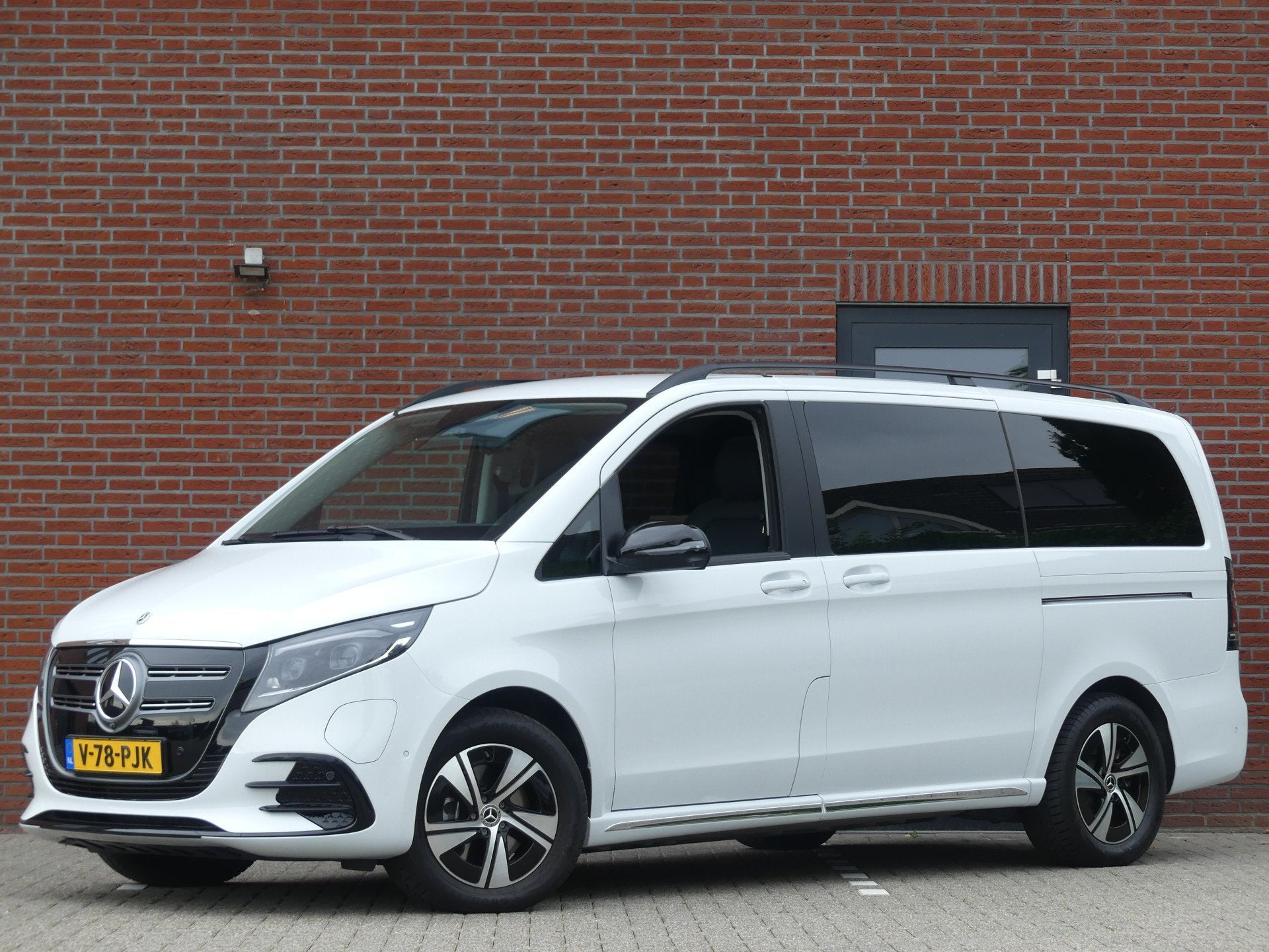 Mercedes-Benz EQV 300 L2 90kWh AMG Dubbel Cabine Luchtvering, Auto's, Bestelauto's, Gebruikt, Wit, 204 pk, Geïmporteerd