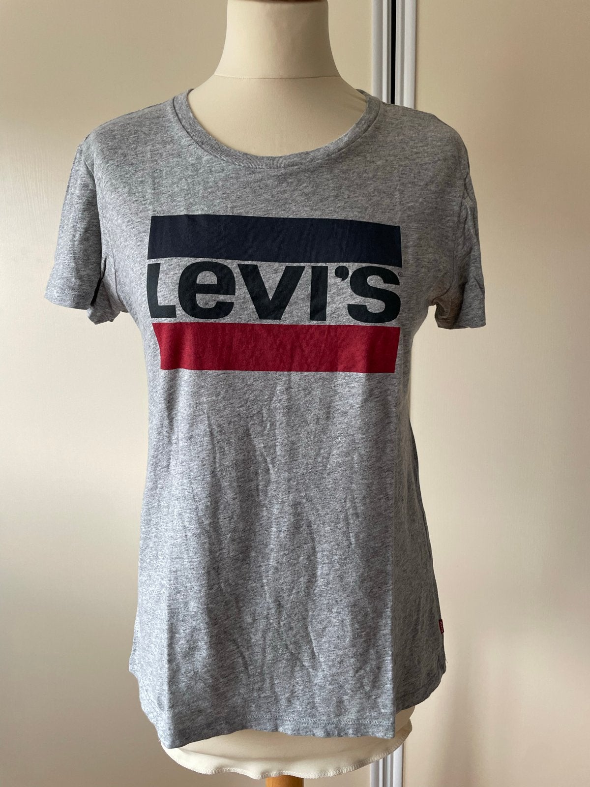 Levi's T-shirt grijs met logo - Maat S, Kleding | Dames, Nieuw, Ophalen of Verzenden, Korte mouw, Maat 36 (S)