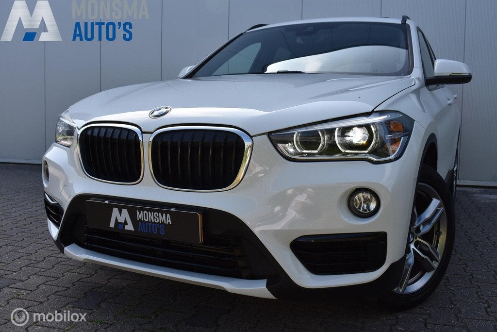 BMW X1 sDrive18i AUT. Sport Alpinweiss Pano Stoelverw. 18" L, Auto's, BMW, Gebruikt, Euro 6, Wit, Automatische klimaatregeling