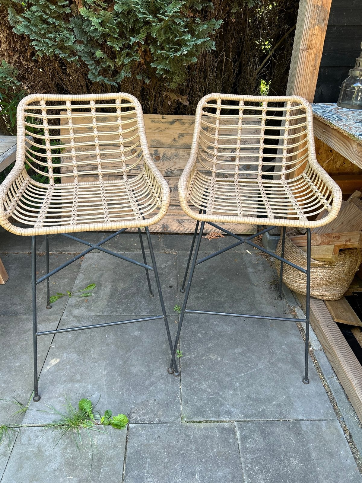 Set van 2 rotan barkrukken met metalen onderstel, Huis en Inrichting, Barkrukken, Ophalen, Zo goed als nieuw, 90 cm of meer, Riet