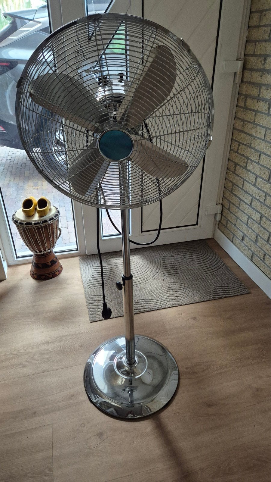 Stijlvolle chromen statiefventilator - Zo goed als nieuw, Witgoed en Apparatuur, Ophalen, Zo goed als nieuw, Statiefventilator