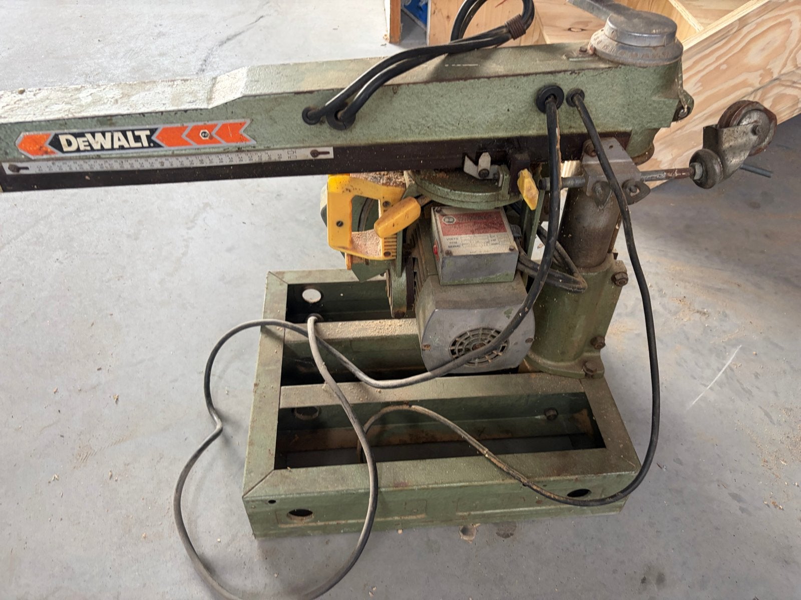 DeWalt Afkortzaag - Krachtige en Betrouwbare Zaagmachine, Ophalen, Gebruikt, 70 mm of meer, 600 tot 1200 watt