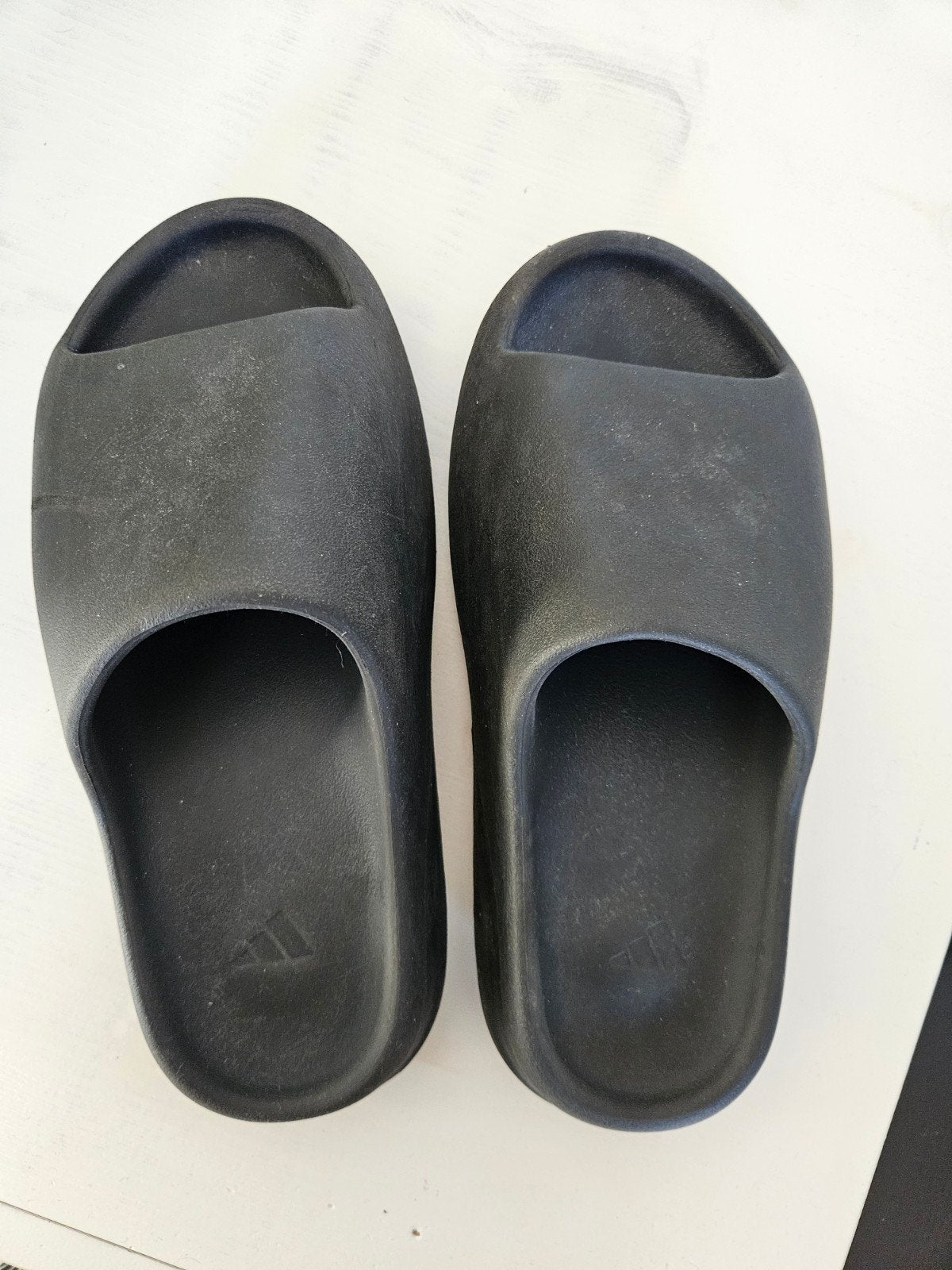 Adidas Yeezy Slide Onyx - Maat 9 maat 43, Kleding | Heren, Schoenen, Slippers, Zwart, Ophalen of Verzenden, Adidas Yeezy