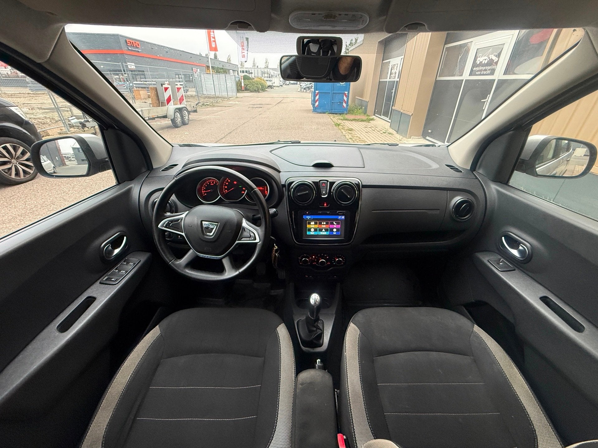 Dacia Lodgy Stepway 1.6 SCe 7p. Camera Cruise Trekhaak PDC, Auto's, Voorwielaandrijving, Dealer onderhouden, 4 cilinders, Met garantie (alle)