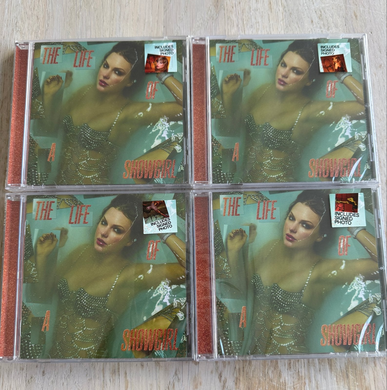 Taylor Swift - The Life of a Showgirl - 4 gesigneerde cd's, Cd's en Dvd's, Cd's | Pop, Pop, Ophalen of Verzenden, Gesigneerd, Nieuw in verpakking