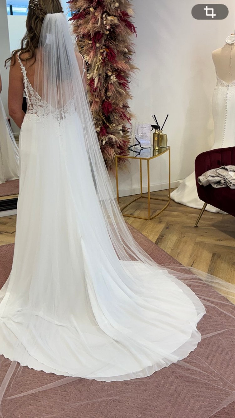 Trouwjurk Modeca Glamour + sluier+ aangepaste split, Ophalen, Zo goed als nieuw, Wit, Trouwjurk
