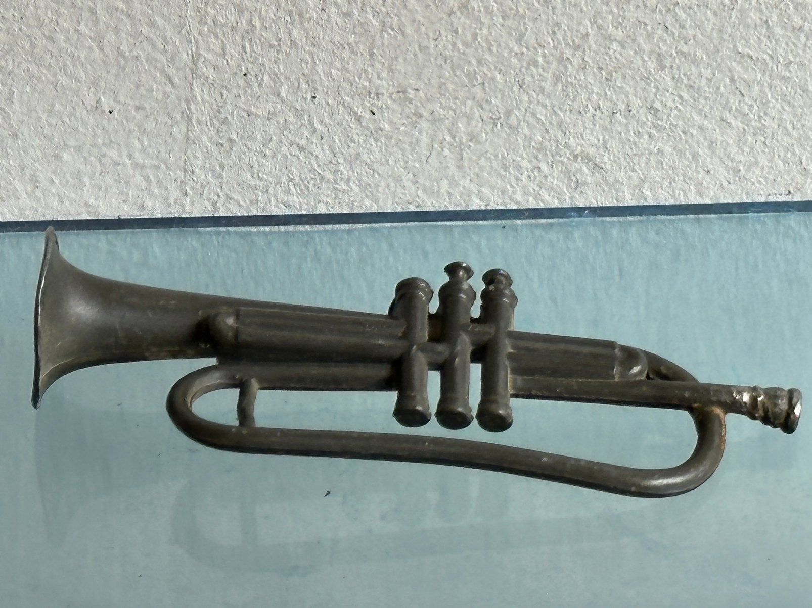 Oud tinnen klarinet beeldje 7 cm, Ophalen of Verzenden, Gebruikt, Mens
