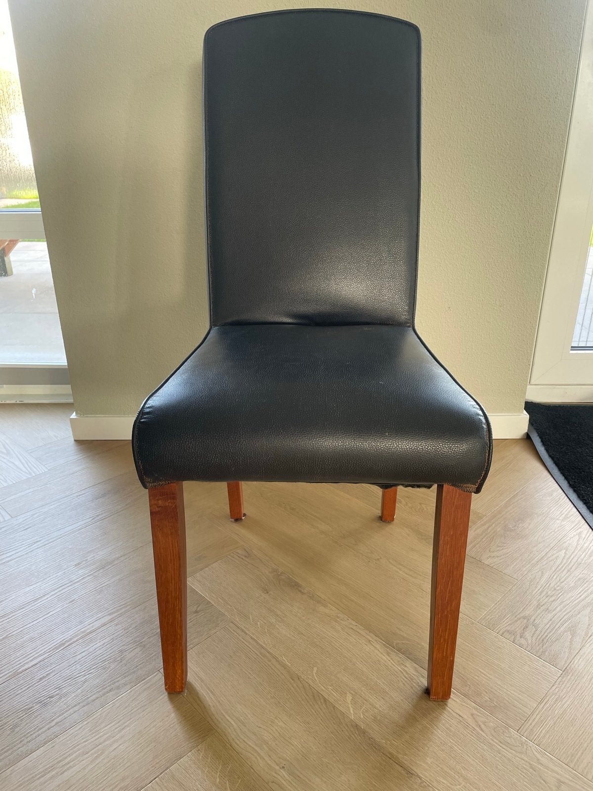 Zwarte eetkamerstoel met houten poten, Ophalen, Gebruikt, Zwart, Eén