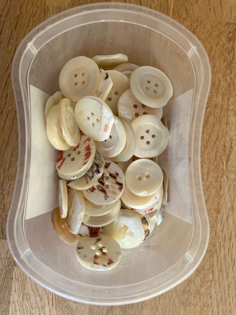 90 parelmoer knopen 2e keus voor liefhebber, creativeling, Ophalen of Verzenden, Gebruikt, Knoop of Knopen