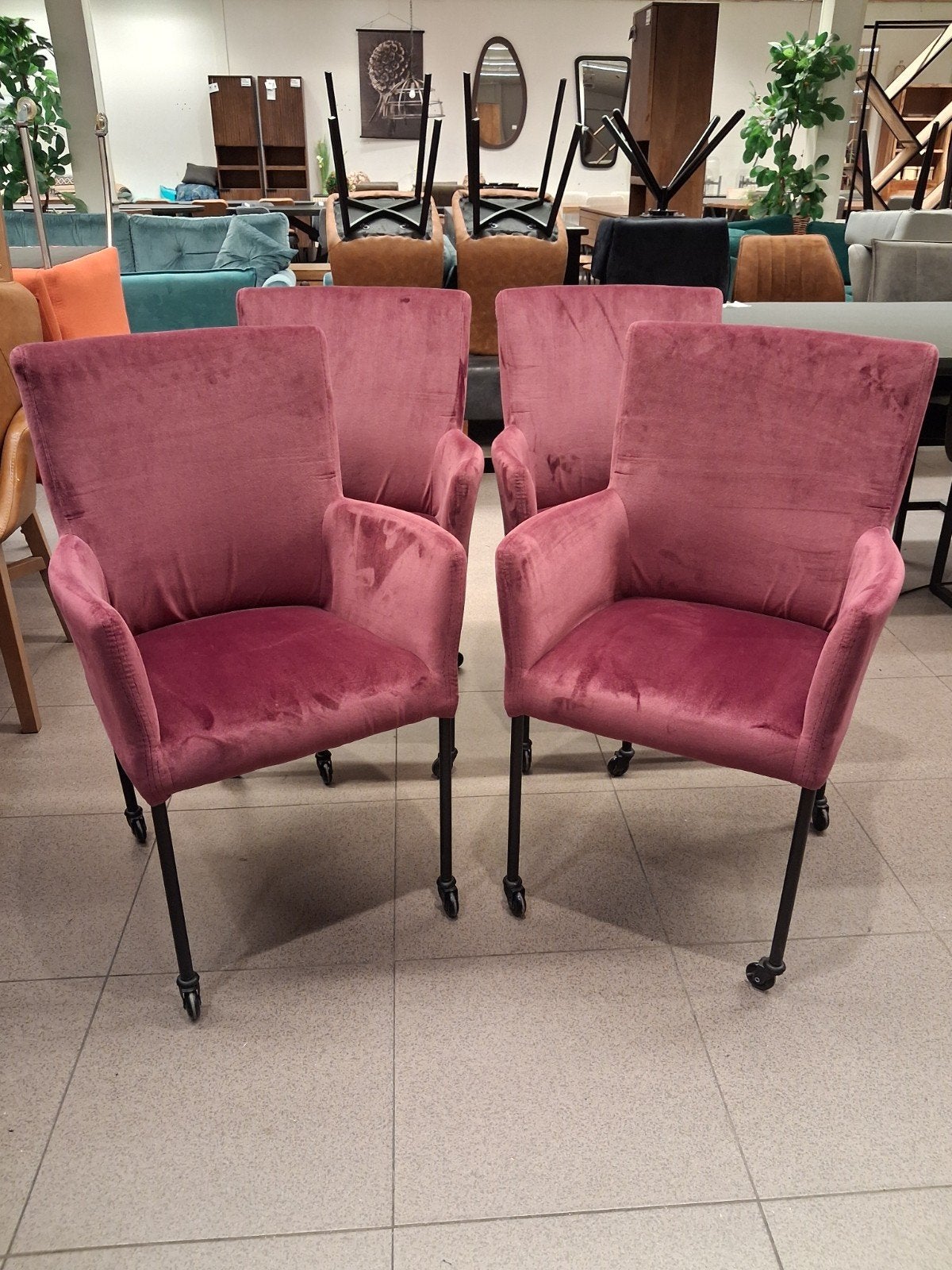 nieuwe eetkamerstoel op wieltjes velvet paars set 4x €380, Ophalen, Overige kleuren, ., Nieuw