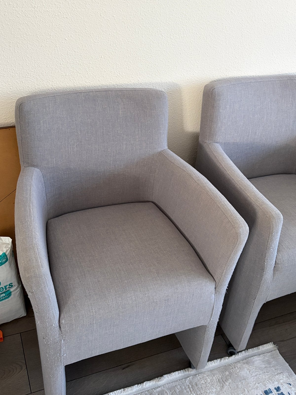 2 grijze eetkamerstoelen met armleuningen en wieltjes, Ophalen, Zo goed als nieuw, Stof