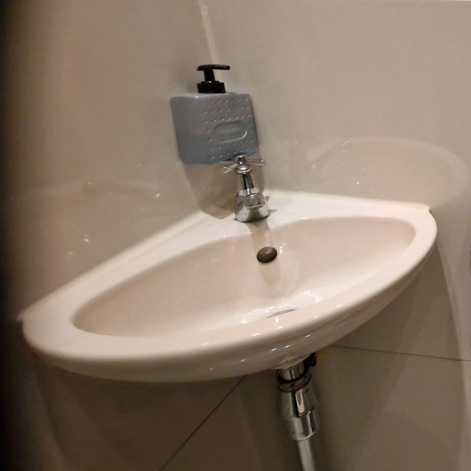 Pergamon hoekfontein/toiletwastafel, Ophalen, Overige typen, Zo goed als nieuw, Minder dan 100 cm