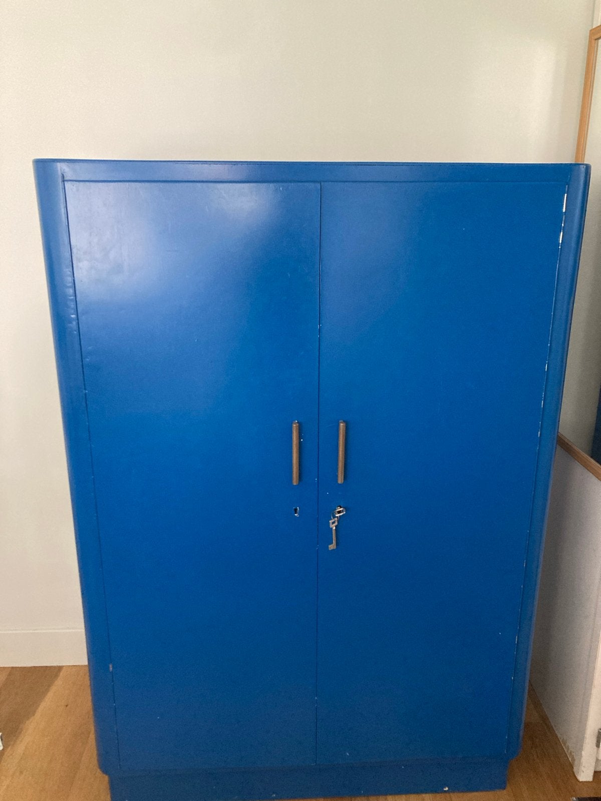 Vintage Kledingkast / Opbergkast - Blauw met Rood Interieur, Huis en Inrichting, Ophalen, Met deur(en), Gebruikt, 50 tot 100 cm