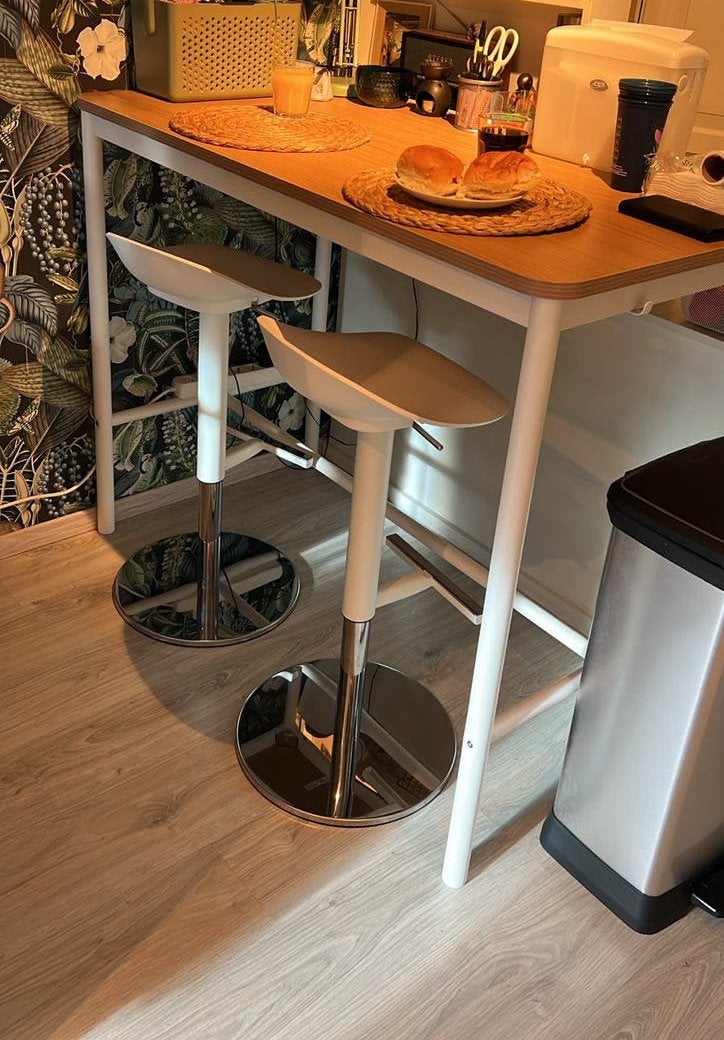 IKEA Bar Tafel met 2 Krukken - Ideaal voor Kleine Ruimtes, Huis en Inrichting, Ophalen, Zo goed als nieuw