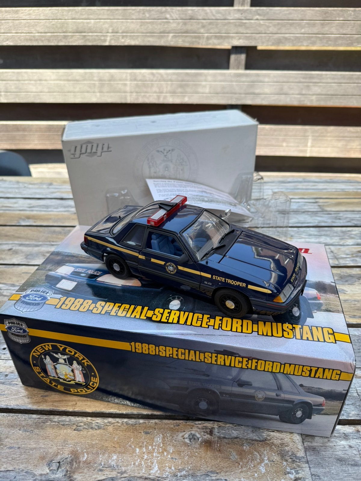 1:18 GMP 1988 FORD MUSTANG 5.0 COUPE NEW YORK STATE POLICE, Hobby en Vrije tijd, Modelauto's | 1:18, Ophalen of Verzenden, Zo goed als nieuw