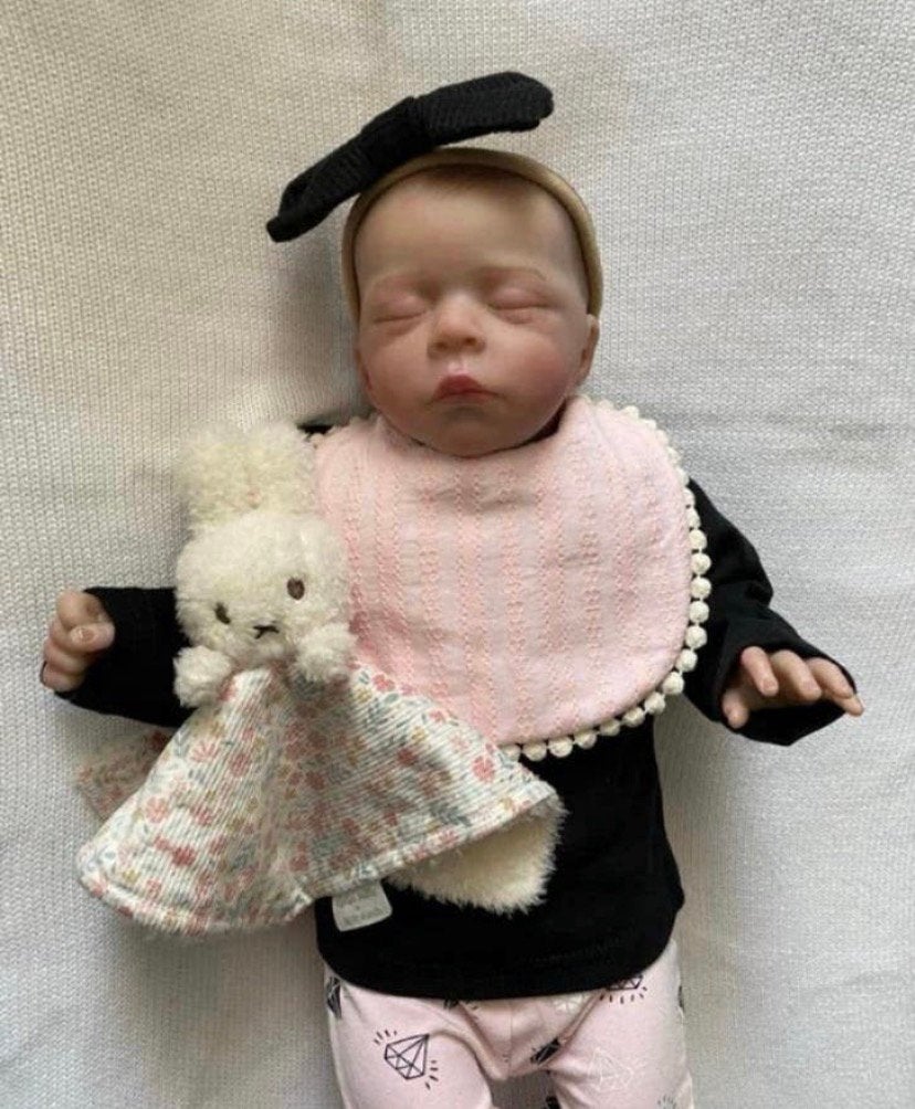 Slapend Reborn baby meisje, Verzamelen, Poppen, Verzenden, Zo goed als nieuw, Babypop, Levensecht of Reborn