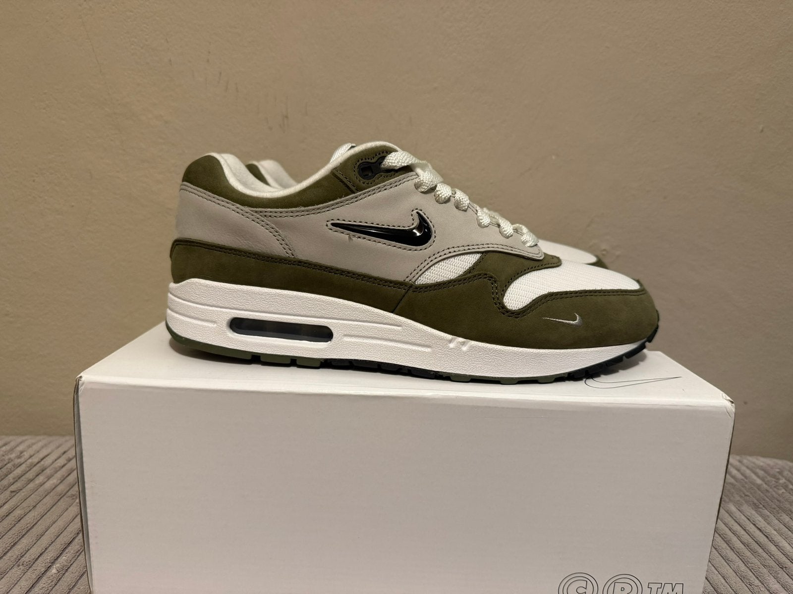 Nike Air Max 1. Nike ID olive green., Ophalen, Overige kleuren, Sneakers of Gympen, Zo goed als nieuw