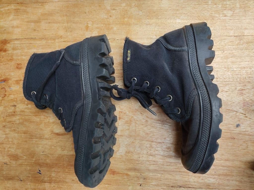 Palladium. Canvas veter schoenen., Kleding | Dames, Schoenen, Ophalen of Verzenden, Gedragen, Zwart, Sneakers of Gympen